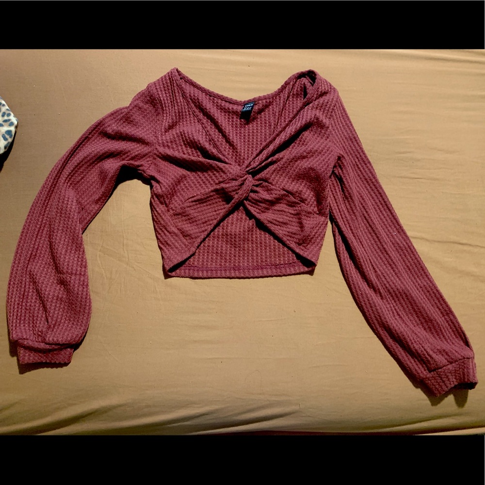 Size medium crop top!! Worn only once ♥️